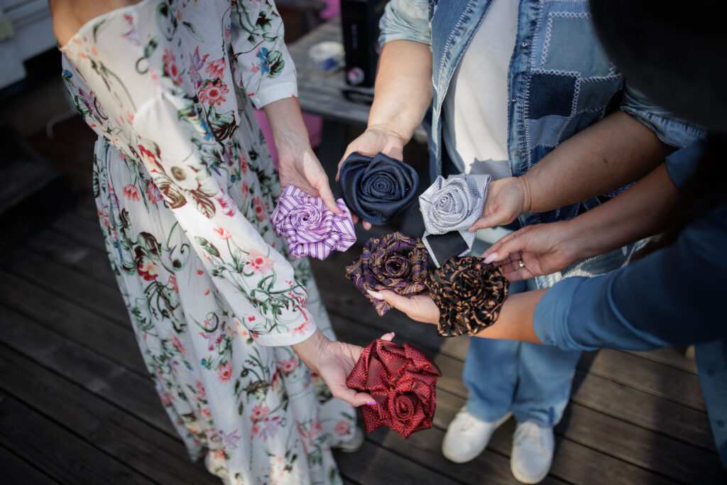 女人,為自己而綻放的玫瑰 《From Tie, Becoming Rose》(2026 國際婦女節藝術行動) figure1