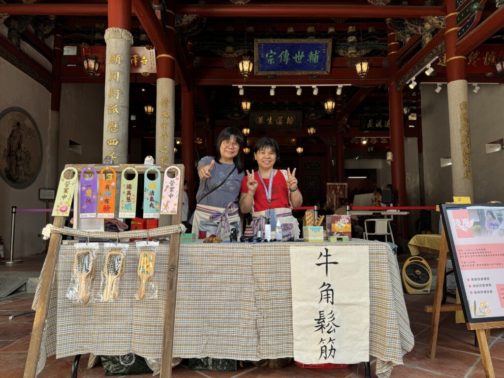 2025 第四屆大女Style聚落:百年古蹟裡的「大女野台」,用老件與歌聲唱出第三人生的精采 img 5011