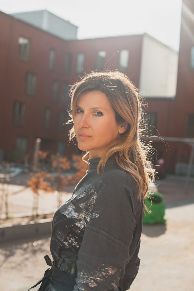 女人,為自己而綻放的玫瑰 《From Tie, Becoming Rose》(2026 國際婦女節藝術行動) ludmila